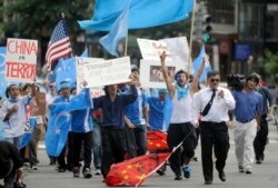 Pendukung Uighur berbaris menuju Kedutaan Besar Tiongkok setelah demonstrasi protes Uighur di Dupont Circle di Washington, 7 Juli 2009. (Foto: AP)