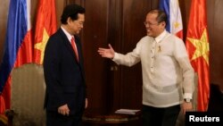 Philippines' President Benigno Aquino (R) prepares to shake hands with Vietnam's Prime Minister Nguyen Tan Dung during during their meeting at the Malacanang Presidential Palace in Manila, May 21, 2014.