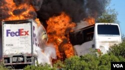 ລົດຂົນສົ່ງ ຕຳກັນກັບລົດເມນັກຮຽນ 9 ຄົນ ເສຍຊີວິດ