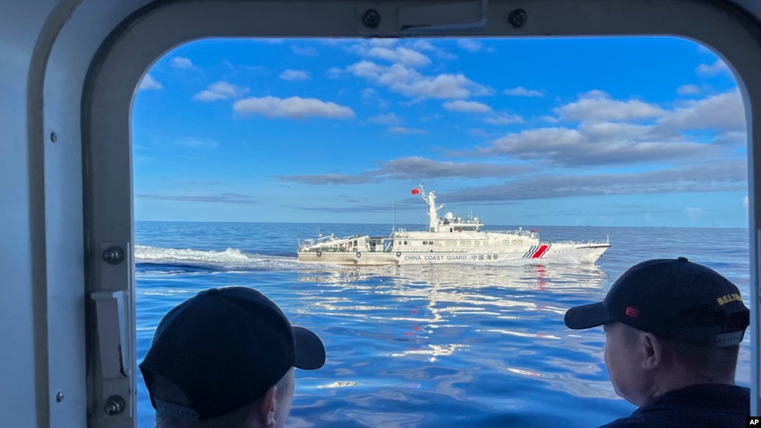 Sebuah kapal Garda Pantai China bermanuver di sebelah kapal Garda Pantai Filipina saat misi membawa pasokan baru di perairan Laut China Selatan yang dalam sengketa, 10 November 2023. (Foto: Jim Gomez/AP Photo)