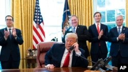 ARCHIVO - En esta foto de archivo del 23 de octubre de 2020, el presidente Donald Trump habla por teléfono con los líderes de Sudán e Israel.