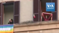Rome: confinés chez eux, les Italiens chantent au balcon