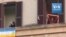Rome: confinés chez eux, les Italiens chantent au balcon