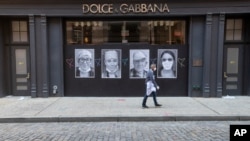 Un hombre usando una mascarilla pasa frente a la tienda Dolce & Gabbana en Manhattan, Nueva York, el 7 de mayo de 2020.