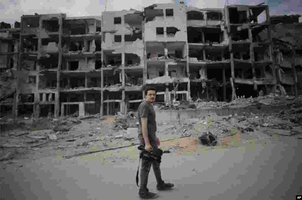 Hari Senin, 11 Agustus 2014, sebuah foto menunjukkan wartawan video Associated Press Simone Camilli di Beit Lahiya, Jalur Gaza. Camilli, 35, tewas dalam ledakan senjata di Jalur Gaza, Rabu, 13 Agustus 2014 bersama seorang penerjemah Palestina translator Ali She.