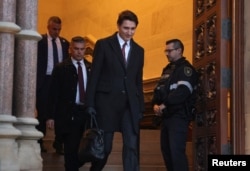 Perdana Menteri Kanada Justin Trudeau meninggalkan Parliament Hill setelah rapat Kabinet di Ottawa, Ontario, 20 Desember 2024. (Foto: Reuters)