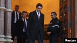 Perdana Menteri Kanada Justin Trudeau meninggalkan gedung Parliament Hill setelah rapat kabinet di Ottawa, Ontario, Jumat, 20 Desember 2024. (Foto: Patrick Doyle/Reuters)