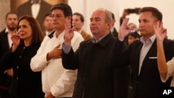 La nueva canciller de Bolivia, Karen Longaric, el ministro de la Presidencia, Jerjes Justiniano, el ministro de Gobierno, Arturo Murillo y el ministro de Defensa, Luis Fernando López, prestaron juramento el 13 de noviembre de 2019.