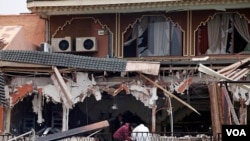 La explosión destruyó la fachada de un café de dos niveles en la plaza Jemaa el-Fna.