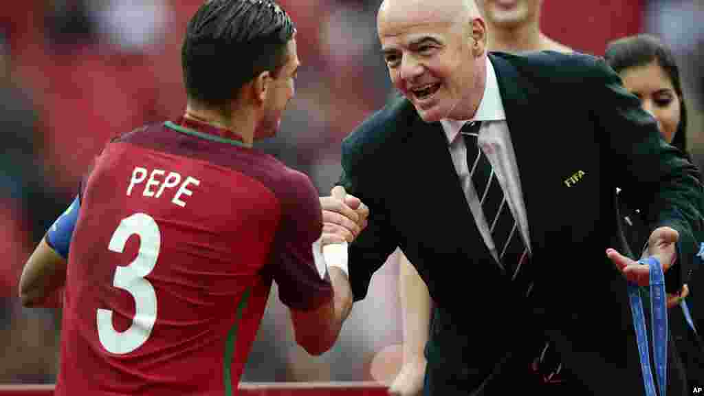 Le président de la FIFA, Gianni Infantino, félicite le défenseur du Portugal, Pepe, à la fin du match au Stade Spartak de Moscou, le 2 juillet 2017.