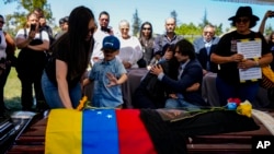 ARCHIVO - La viuda, el hijo y la hermana del exmilitar disidente venezolano Ronald Ojeda asisten a su funeral en el cementerio de Canaán, en Santiago de Chile, el 8 de marzo de 2024.