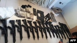 Armas y drogas encontradas en una casa allanda por las autoridades bolivianas durante una operación para arrestar al narcotraficante urucuayo Sebastián Marset en Santa Cruz, el 30 de julio de 2023. Foto divulgada del Ministerio de Gobernación distribuida por AFP.