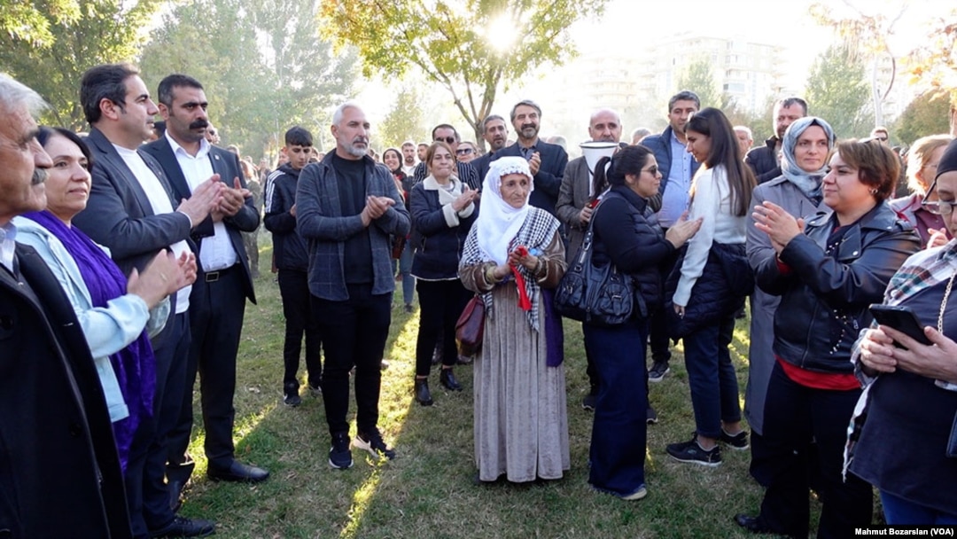 DEM Parti kayyum atamalarına karşı Diyarbakır’da da nöbet eylemi başlattı.