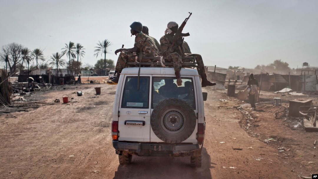 Pasukan pemerintah Sudan Selatan berkendara melewati kota yang dibumihanguskan di negara bagian Unity, Sudan Selatan, 12 Januari 2014. 