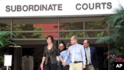 沙恩托德的父母步出新加坡法院