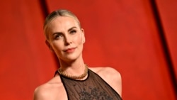 Charlize Theron tiba di acara pesta Oscar Vanity Fair yang digelar di Beverly Hills, California, pada 10 Maret 2024. (Foto: Evan Agostini/Invision/AP)