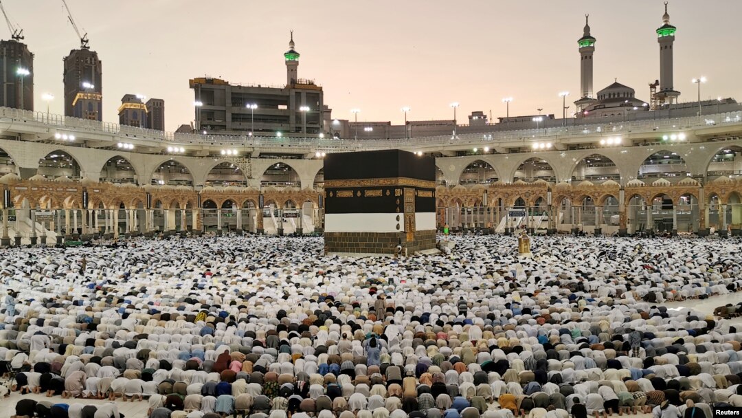 Musulmanes rezan en La Meca durante la peregrinación anual del haj, el 8 de agosto de 2019. 