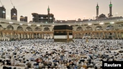 Musulmanes rezan en La Meca durante la peregrinación anual del haj, el 8 de agosto de 2019. 