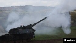 Самохідна артилерійська установка Panzerhaubitze 2000 під час навчань у Німеччині, 17 листопада 2022. REUTERS/Wolfgang Rattay