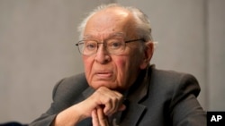 ARCHIVO - El teólogo peruano Gustavo Gutiérrez asiste a una conferencia de prensa en el Vaticano, el 12 de mayo de 2015.