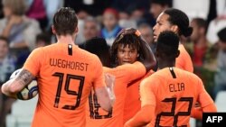 Pemain bek tim Belanda, Nathan Ake (tengah) merayakan gol dalam pertandingan persahabatan antara Italia dan Belanda di Stadion Allianz, Turin, 4 Juni 2018.