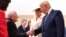 Tổng thống Donald Trump bắt tay một cựu chiến binh Thế Chiến Thứ Hai nhân kỷ niệm 75 năm ngày D tại Portsmouth, Anh, ngày 5/6/2019.