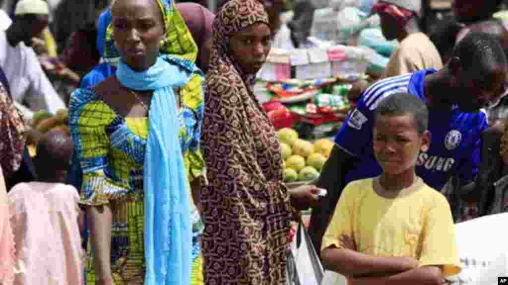 Wasu mata su na yin saye-saye a cikin wata kasuwa a Maiduguri, cibiyar fafutukar masu kishin Islama ta Najeriya.