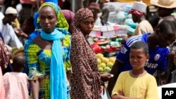 Wasu mata su na cefane a wata kasuwa cikin garin Maiduguri.