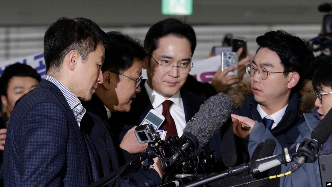 Lee Jae-yong (tengah), wakil ketua Samsung Electronics, tiba di kantor penasihat independen di Seoul, Korea Selatan, Kamis , 12 Januari, 2017. (AP Photo / Ahn Young-joon, Pool). Lee Jae-yong diperiksa sebagai tersangka dalam kasus suap dalam skandal yang menyebabkan pemakzulan presiden Park.