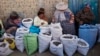 ARCHIVO: Vendedoras de patatas secas en un mercado de El Alto, en Bolivia, en 2013.