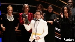 El director de cine Juan Antonio Bayona agradece el Goya a mejor música original en nombre del compositor estadounidense Michael Giacchino por "La sociedad de la nieve", durante la 38va edición de los Premios Goya, en Valladolid, España, el 10 de febrero de 2024.