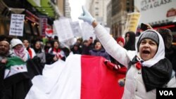 Los manifestantes piden que el Consejo Militar que gobierna renuncie a favor de un gobierno civil.