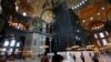 Para pengunjung di dalam Hagia Sofia atau Ayasofya, situs Warisan Dunia UNESCO, di Istanbul, Turki, 10 Juli 2020. (Foto: Reuters)