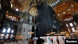 Para pengunjung di dalam Hagia Sofia atau Ayasofya, situs Warisan Dunia UNESCO, di Istanbul, Turki, 10 Juli 2020. (Foto: Reuters)