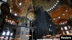 Orang-orang mengunjungi Hagia Sophia atau Ayasofya, Situs Warisan Dunia UNESCO, yang merupakan katedral Bizantium sebelum dikonversi menjadi masjid, 10 Juli 2020. (Foto: REUTERS/Murad Sezer)