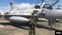 蔣青樺是台灣空軍首位幻影M2000-5型戰機女飛行員。在桃園機場附近長大的蔣青樺從小對翱翔天空充滿幻想，如今終於圓夢駕駛她所說的“性感的”法國幻影戰機。（美國之音蕭洵拍攝）