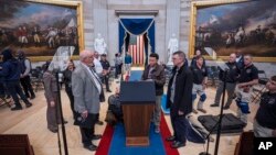 ওয়াশিংটনে প্রেসিডেন্ট-নির্বাচিত ডনাল্ড ট্রাম্পের অভিষেক অনুষ্ঠান প্রতিকূল আবহাওয়ার কারণে ভবনের ভিতরে স্থানান্তরিত হওয়ার পরে যুক্তরাষ্ট্রের ক্যাপিটল ভবনে আয়োজনের কাজ চলছে। ফটোঃ ১৮ জানুয়ারী, ২০২৫।