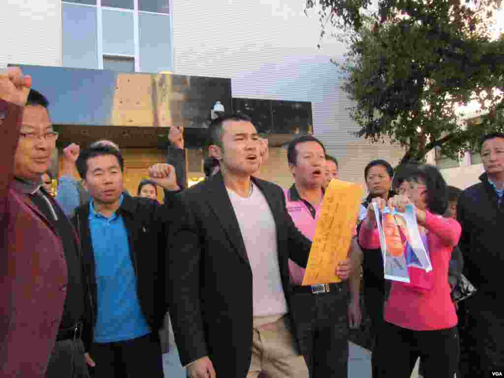 华人和藏人呼喊口号要求全中国的自由民主和人权(美国之音 容易拍摄)