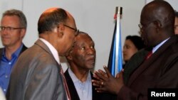 Sudanese Defence Minister Abdelrahim Mohamed Hussein (L) talks to his South Sudan counterpart John Kong Nyuon (R), as former South African President Thabo Mbeki (C) in Ethiopia's capital Addis Ababa, March 8, 2013