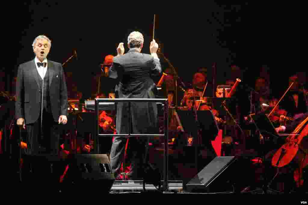 Andrea Bocelli interpretó clásicos temas de ópera y baladas como parte del repertorio en el que presentó su última producción musical "Passione".