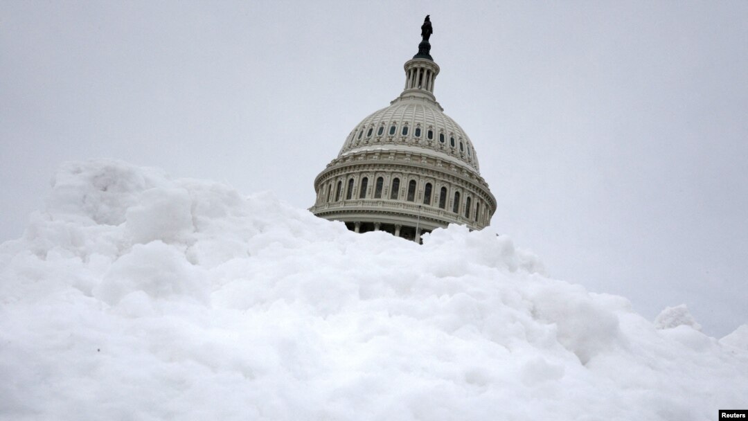 ARHIVA - Kupola zgrade Kongresa iza gomile snega na Kapitol hilu, 5. januara 2022. (Foto: Reuters/Tom Brenner)
