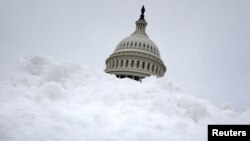 ARHIVA - Kupola zgrade Kongresa iza gomile snijega na Kapitol hilu, 5. januara 2022. (Foto: Reuters/Tom Brenner)