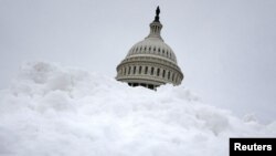 ARHIVA - Kupola zgrade Kongresa iza gomile snega na Kapitol hilu, 5. januara 2022. (Foto: Reuters/Tom Brenner)