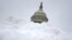 ARHIVA - Kupola zgrade Kongresa iza gomile snega na Kapitol hilu, 5. januara 2022. (Foto: Reuters/Tom Brenner)