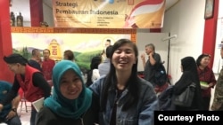 Lisna Siti Ratnasari (kiri), mahasiswi Perbandingan Agama-Agama UIN Bandung kerap mengikuti kegiatan lintas-iman di kota ini. Lisna berfoto dengan Sianita Devi (kanan) usai diskusi "Strategi Pembauran Indonesia" di Kong Miao, Bandung, 4 Desember 2018. (Foto: dok)