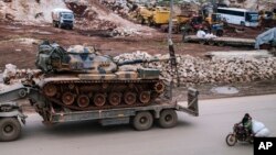 L'artillerie de l'armée turque arrive dans l'est d'Idleb, en Syrie, le 15 février 2020.