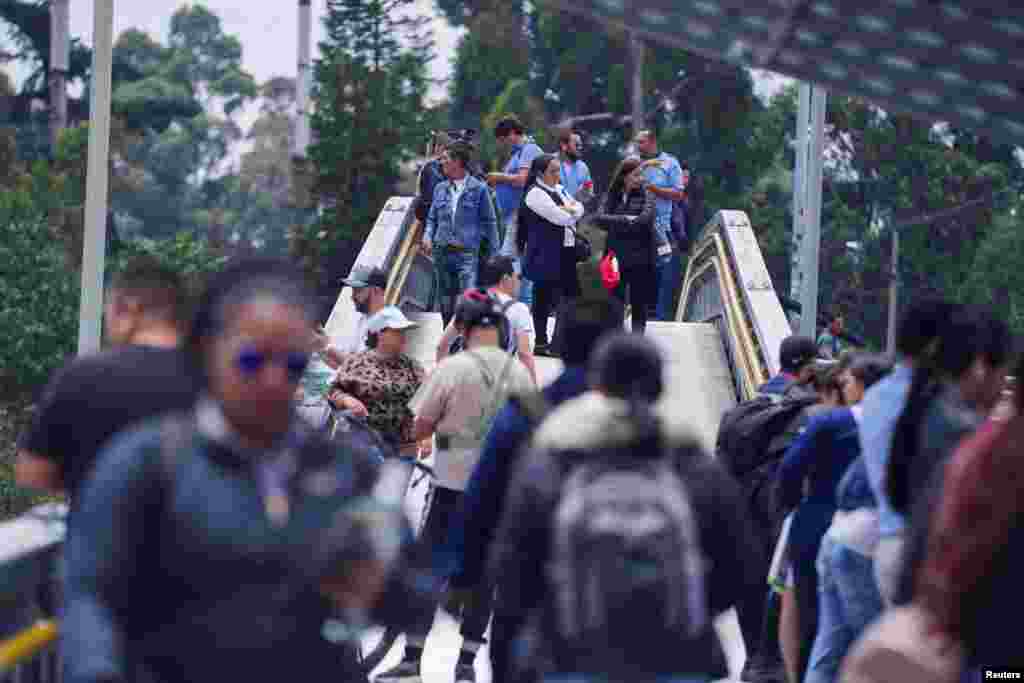 Miles de bogotanos tuvieron que llegar a sus trabajos caminando y regresar a sus casas de la misma manera, ya que los bloqueos de los transportadores afectaron el transporte público.