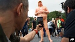 Patung telanjang Donald Trump dipajang di kawasan Union Square, New York (foto: dok). 