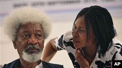 L'écrivain nigérian et prix Nobel de littérature Wole Soyinka, à gauche, discute avec Joy Okei-Odumakin lors du lancement d’un nouveau parti politique à Lagos, Nigeria, 25 septembre 2010.