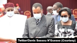 Denis Sass N'Guesso (C) na molongani wa ye Antoinnette Sassou (D) elongo na mokonzi ya Niger Mahamoudou Isoufou (G) na bofungoli bwa Université Denis Sassou N'Guesso na Kintele, na Brazzaville, 5 février 2021 (Twitter/Denis Sassou N'Guesso)